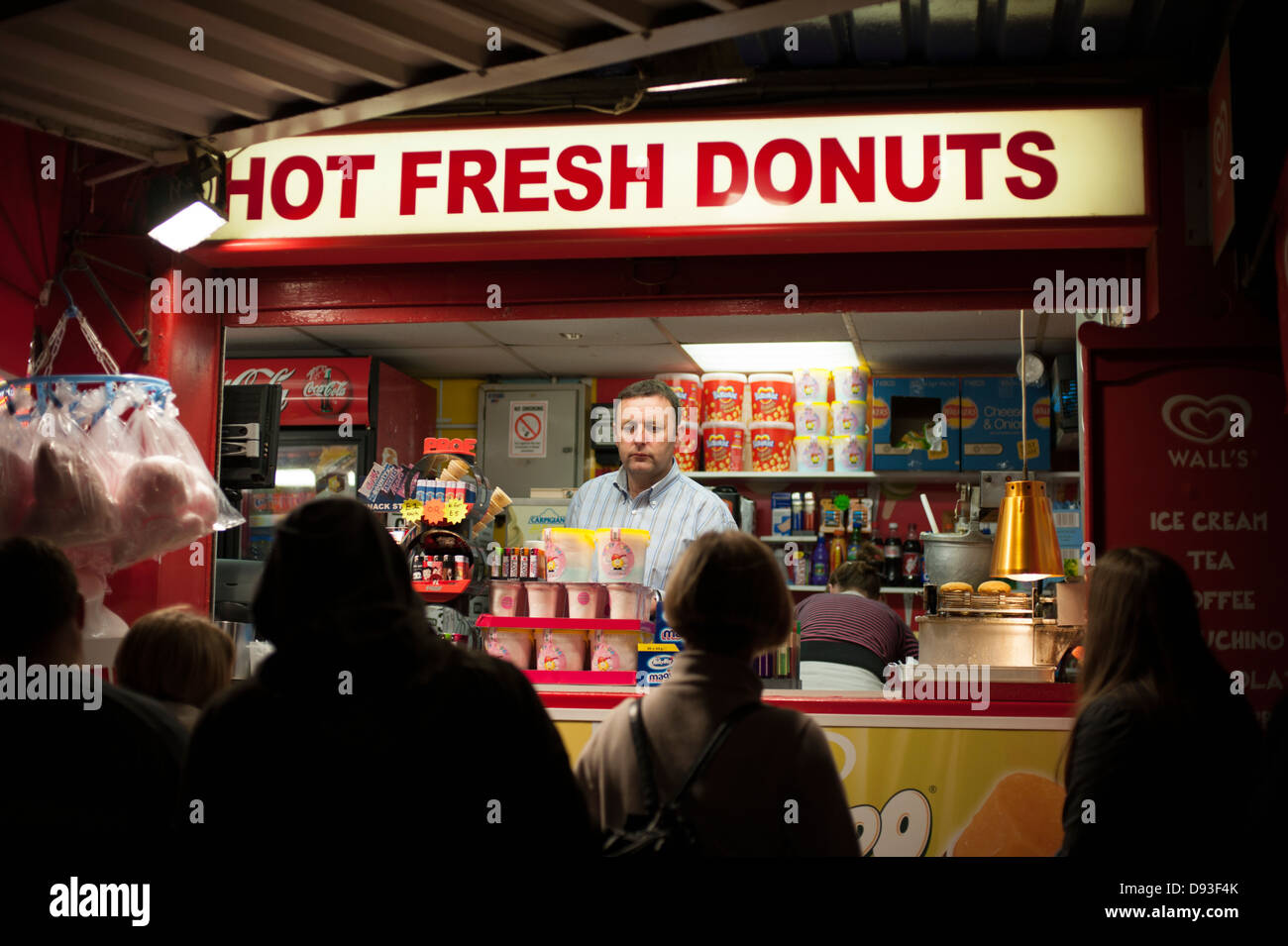 Warme frische Donuts Stall Shop Verkäufer Stockfoto