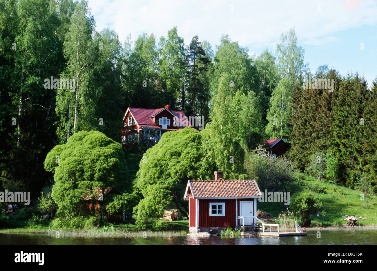 Blick auf See mit Häusern im Hintergrund Stockfoto