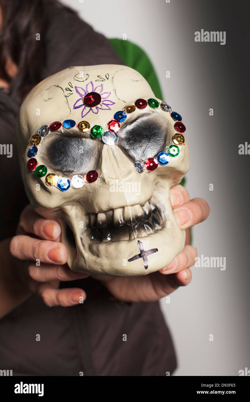 Lateinamerikanische Künstler halten Dia de Los Muertos Schädel Stockfoto