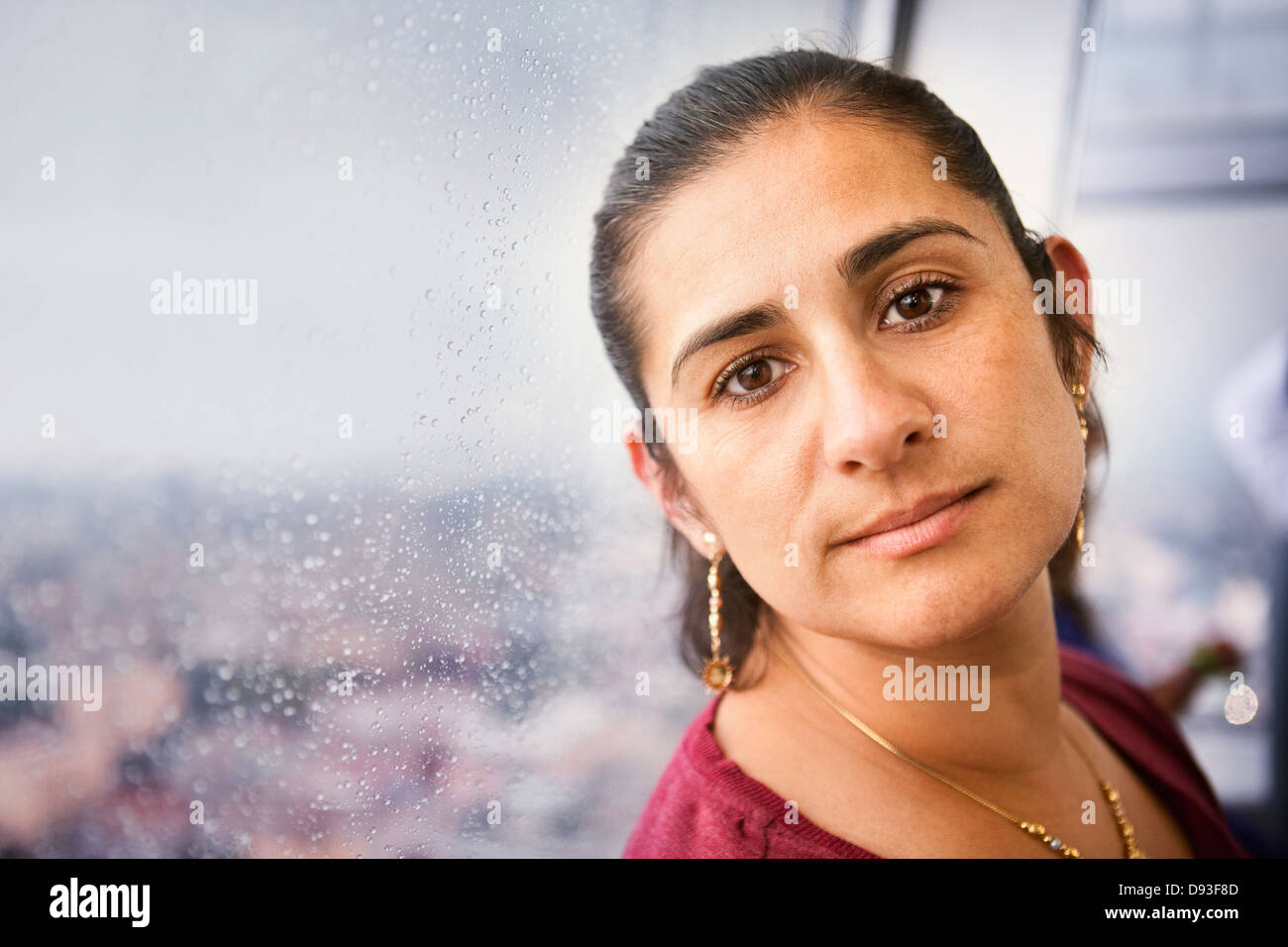 Hispanic Frau Reiten Aufzug Stockfoto