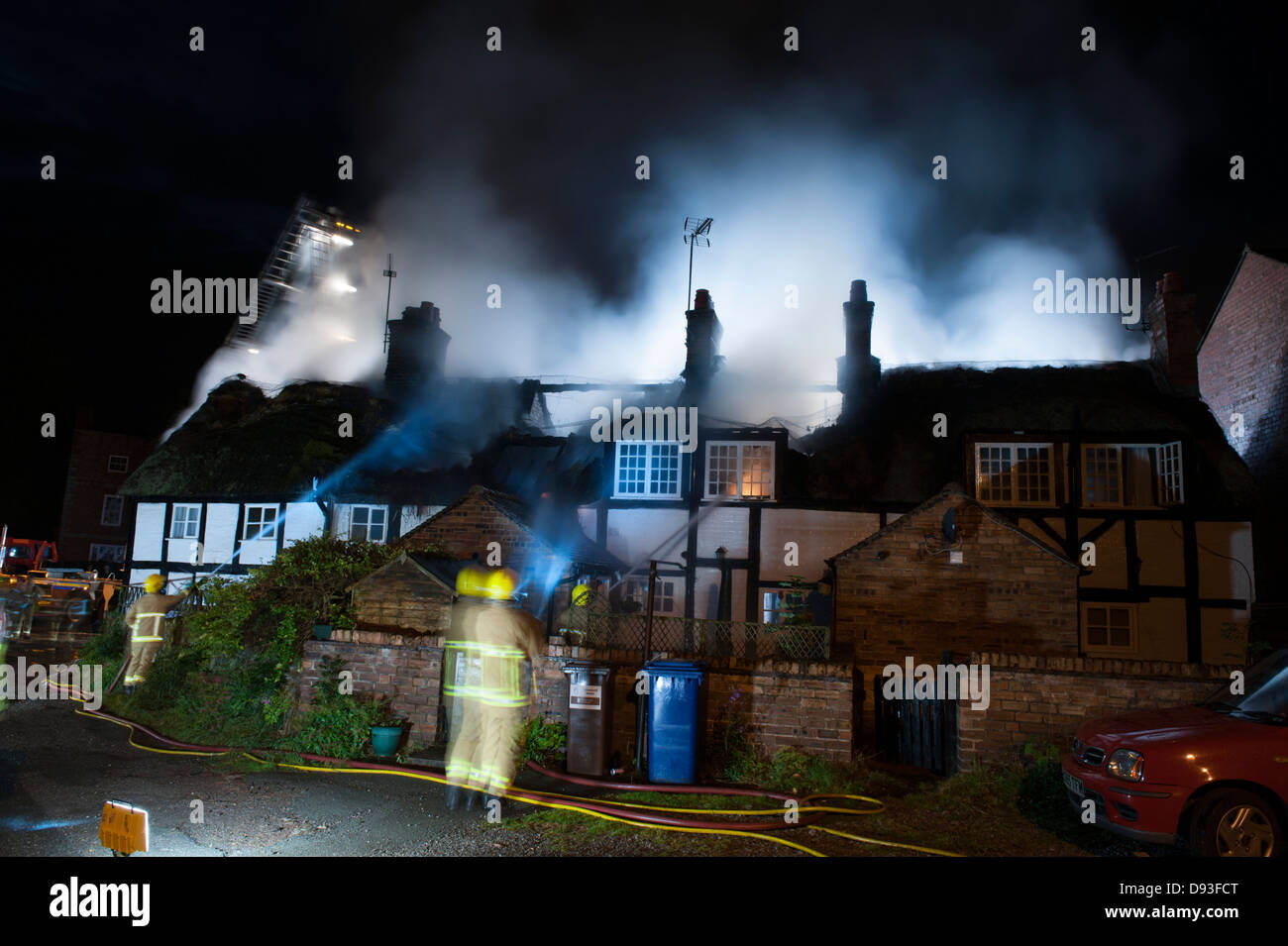 Alte englische Reetdachhaus Dach in Brand Stockfoto