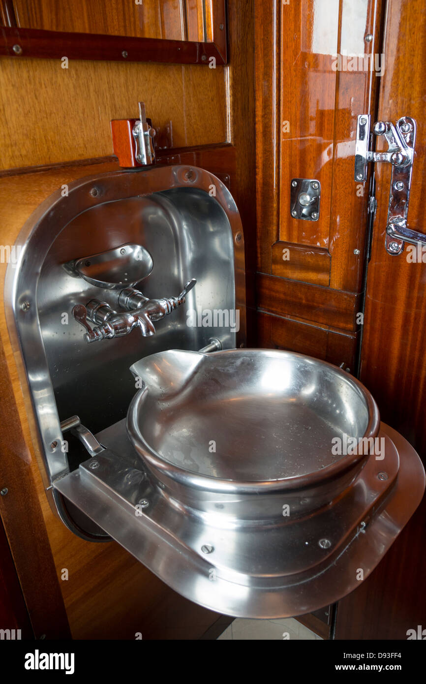 Venice Simplon-Orient-Express Wagen, Waschbecken in der Toilette Stockfoto