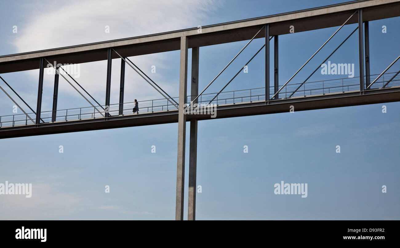 Frau zu Fuß auf die Skybridge, Berlin, Deutschland Stockfoto