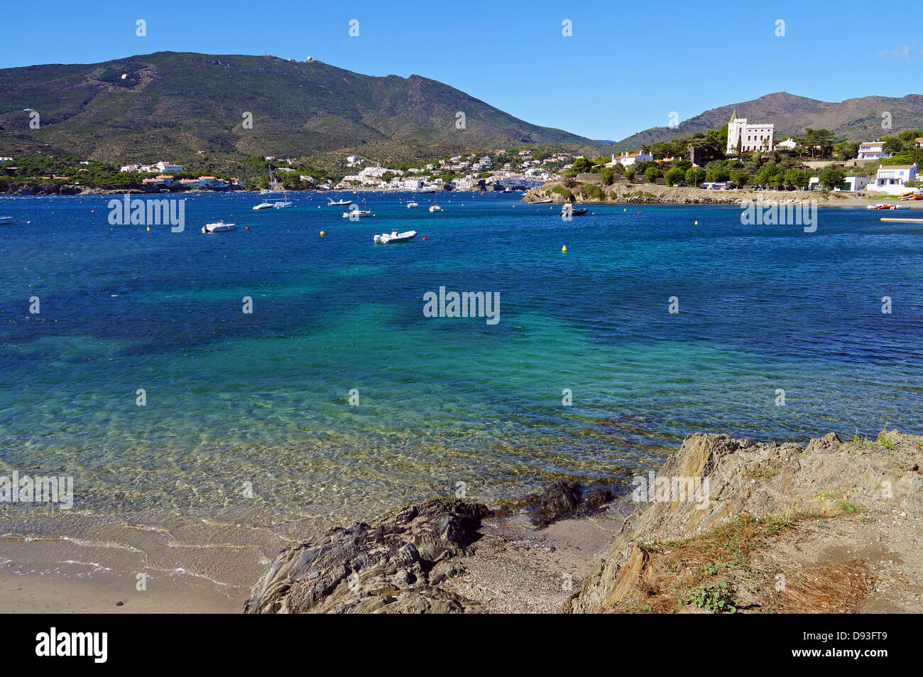 Spanien Mittelmeerküste mit der Ortschaft Cadaques im Hintergrund, Katalonien, Costa Brava, Spanien Stockfoto