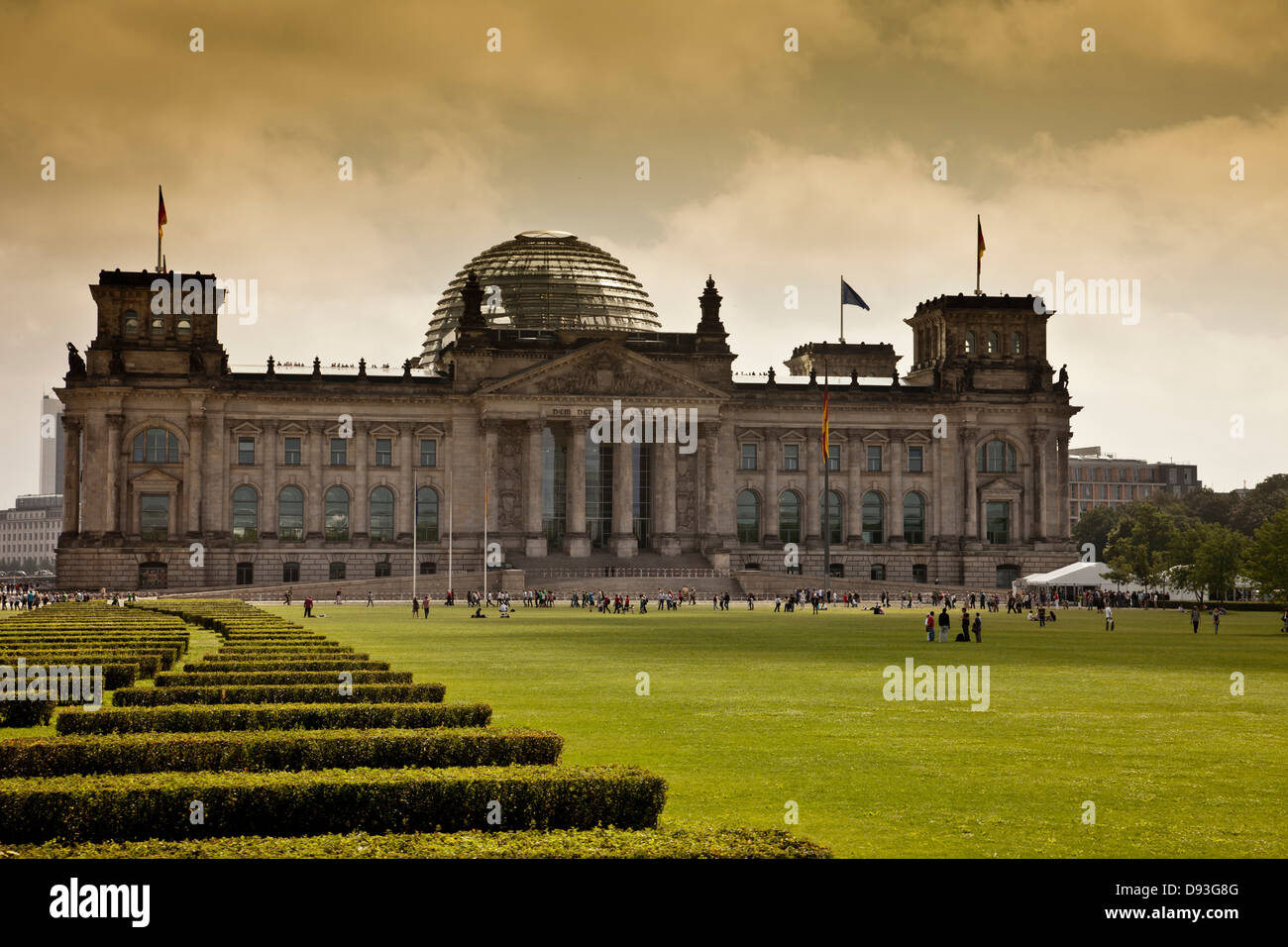 Columned Gebäude mit Glaskuppel, Berlin, Deutschland Stockfoto