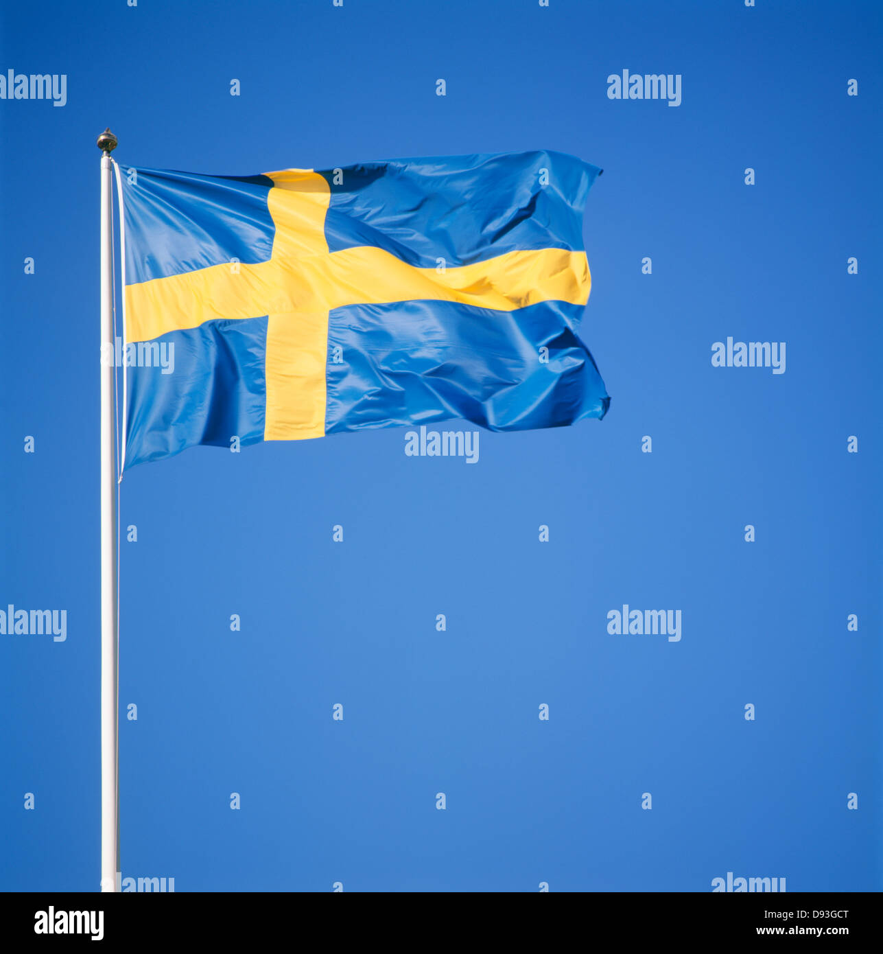 Schwedische Flagge gegen Himmel Stockfoto