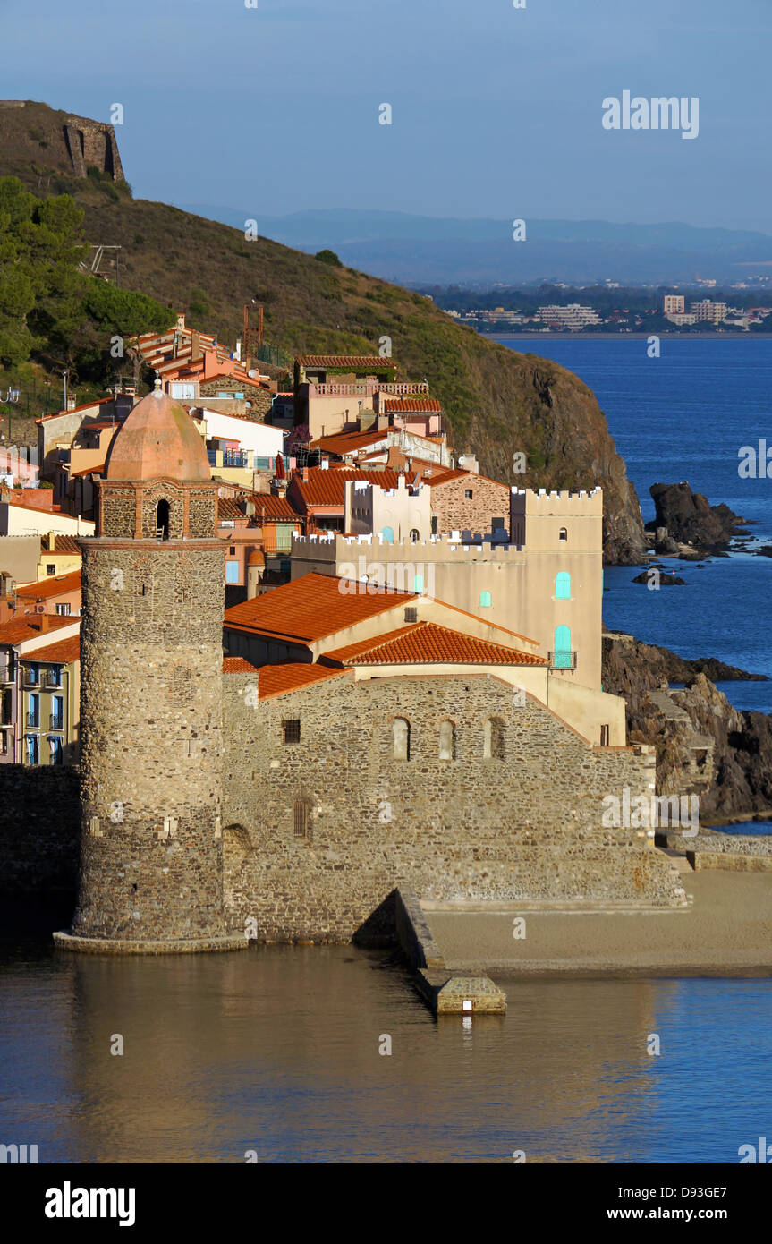 Küsten Kirche in der mediterranen Dorf Collioure, Pyrenees Orientales, Roussillon, Frankreich Stockfoto