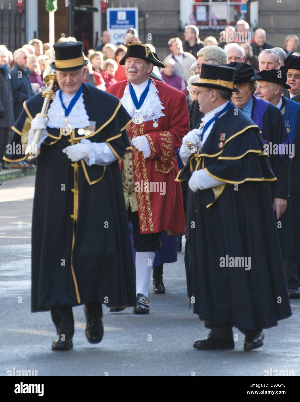 Eine Gruppe von bürgerlichen Würdenträger auf dem Weg an die Truppen Homecoming Parade in Warwick, Stockfoto
