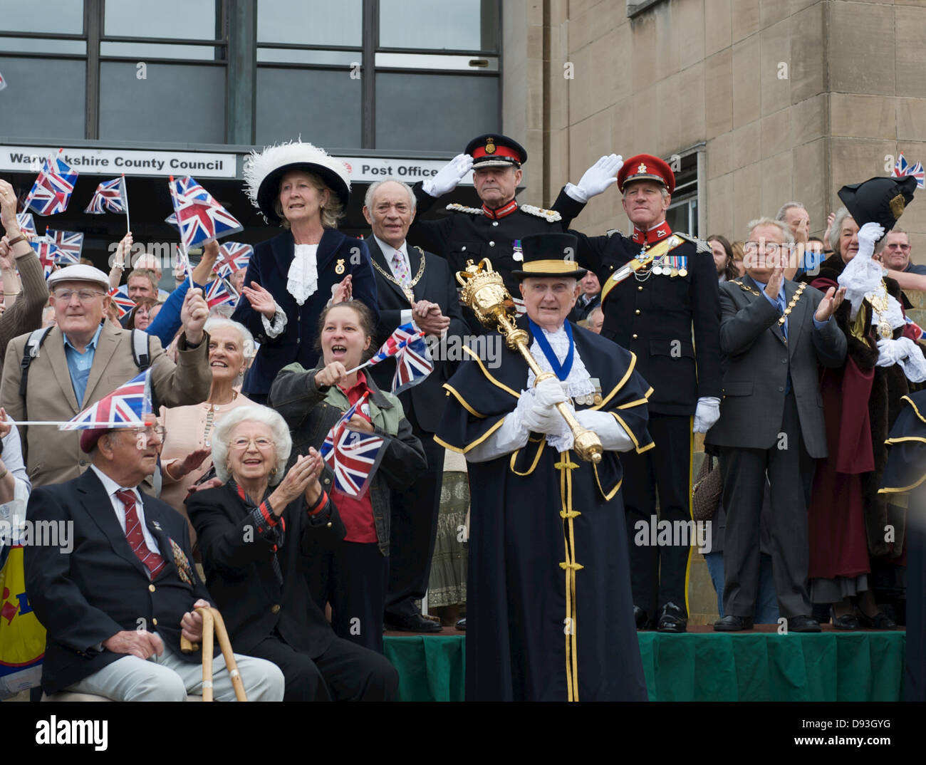 Eine Gruppe von bürgerlichen Würdenträger grüßen die Weitergabe einer Homecoming Parade in Warwick, Stockfoto