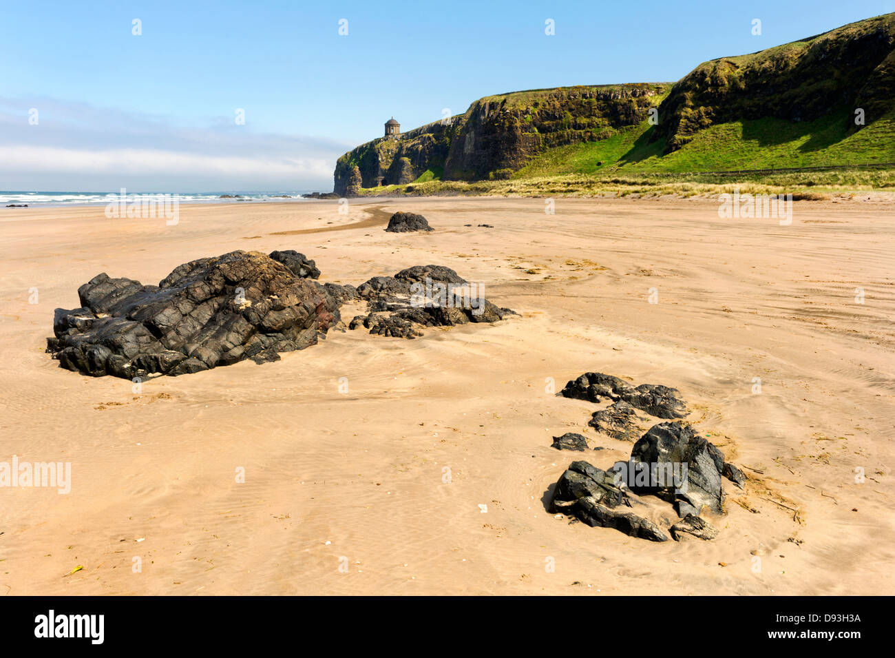 Downhill Strand und Mussenden Temple auf Klippe oben, Castlerock, Coleraine, Co Londonderry, Nordirland, Vereinigtes Königreich. Stockfoto