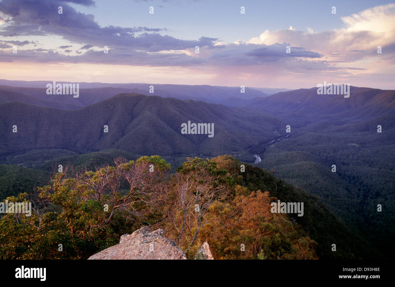 Blick auf üppige Berge mit bewölktem Himmel Stockfoto