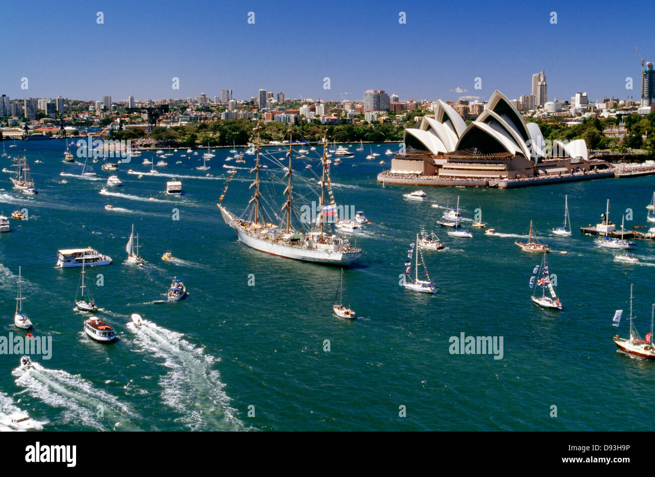 Blick auf Yachten und Segelboote im Hafen von Sydney Stockfoto