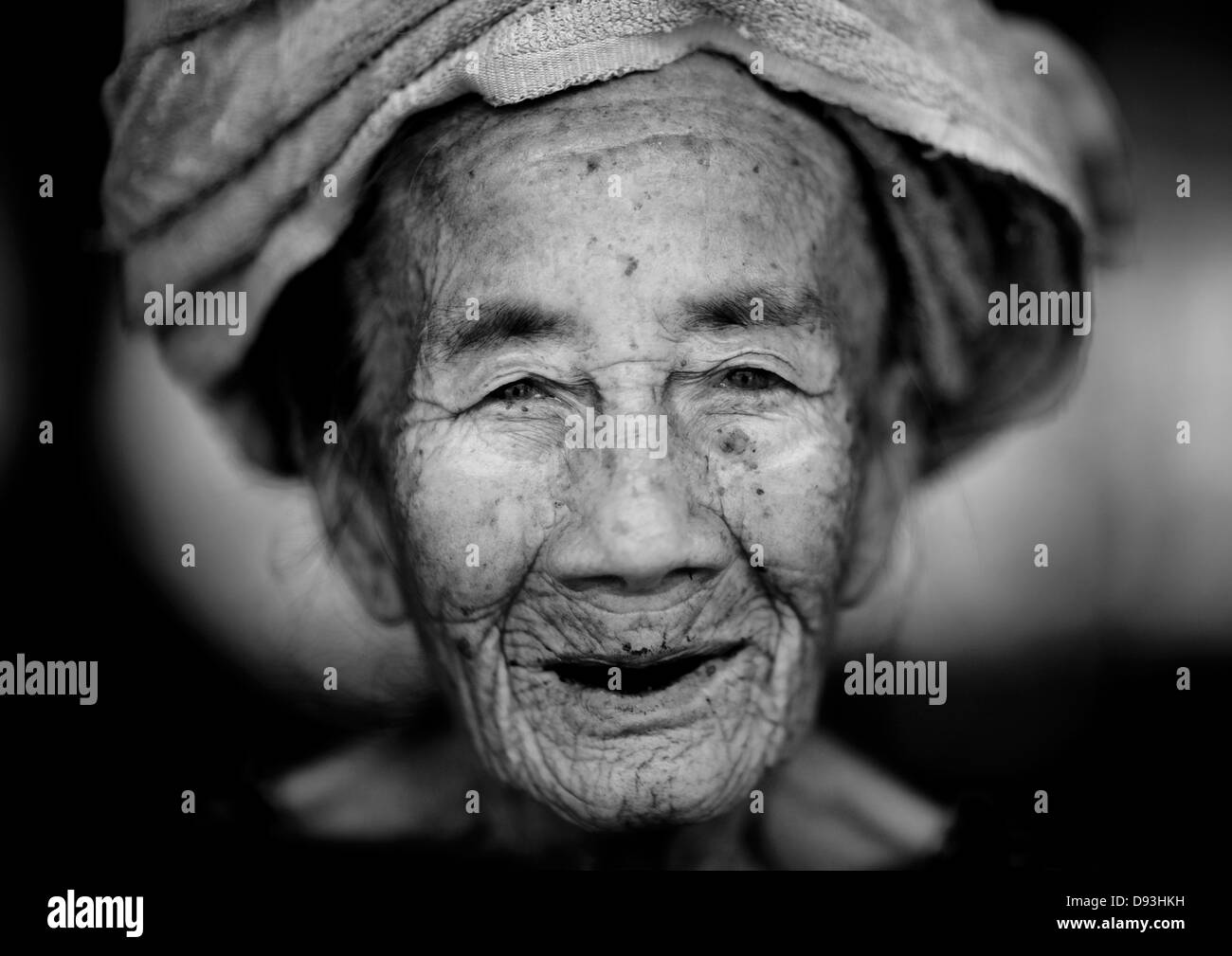 Lao Lum Stamm alte Frau, Pakbeng, Laos Stockfoto