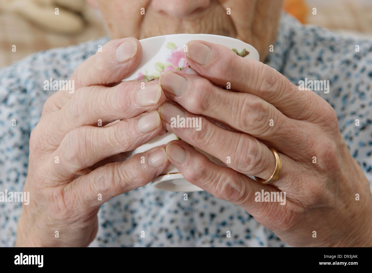 Nahaufnahme von einer älteren Frau Hände halten eine Tasse oder einen Becher Tee / Kaffee Stockfoto