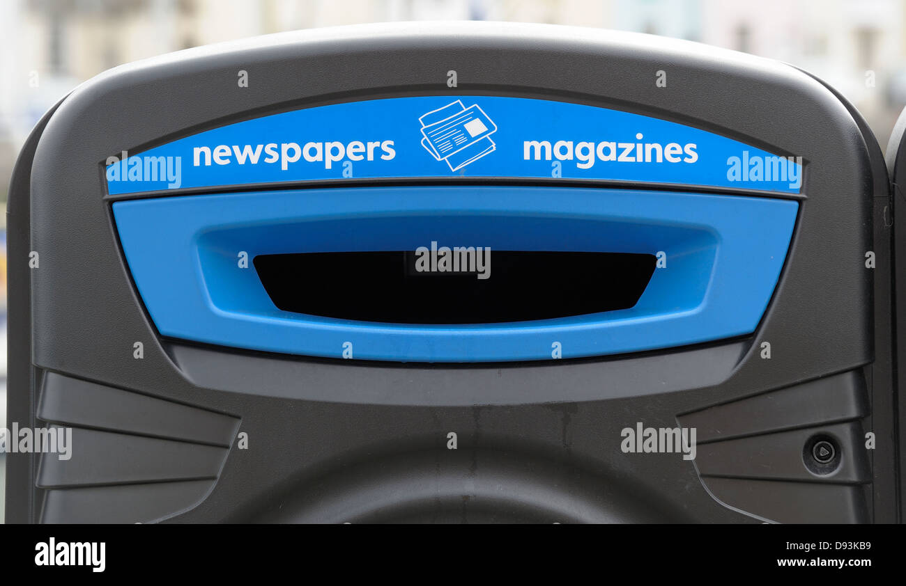 Zeitung und Zeitschriften recycling bin England uk Stockfoto