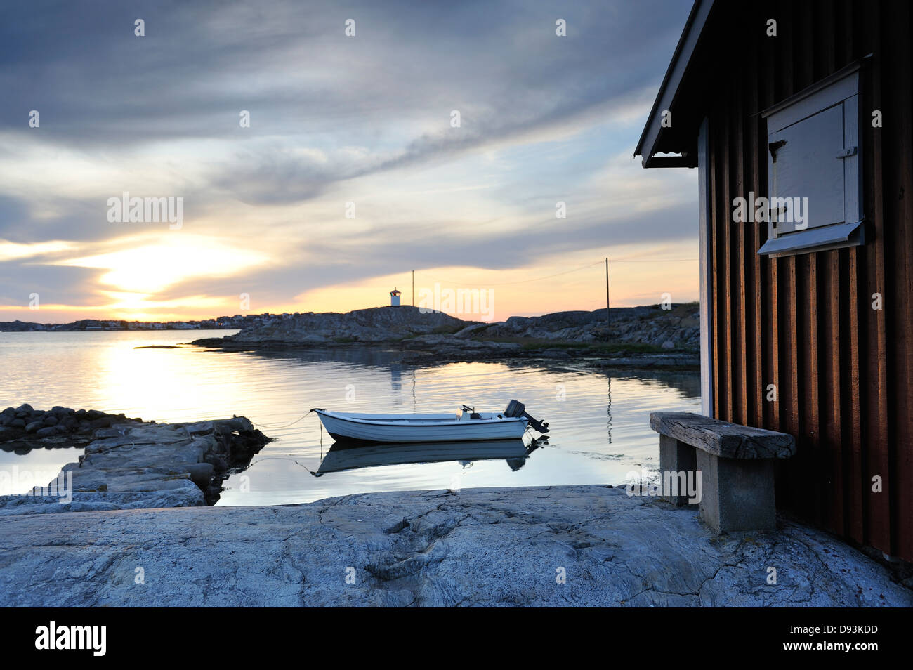 Ein Bootshaus an der Küste, Bohuslan, Schweden. Stockfoto