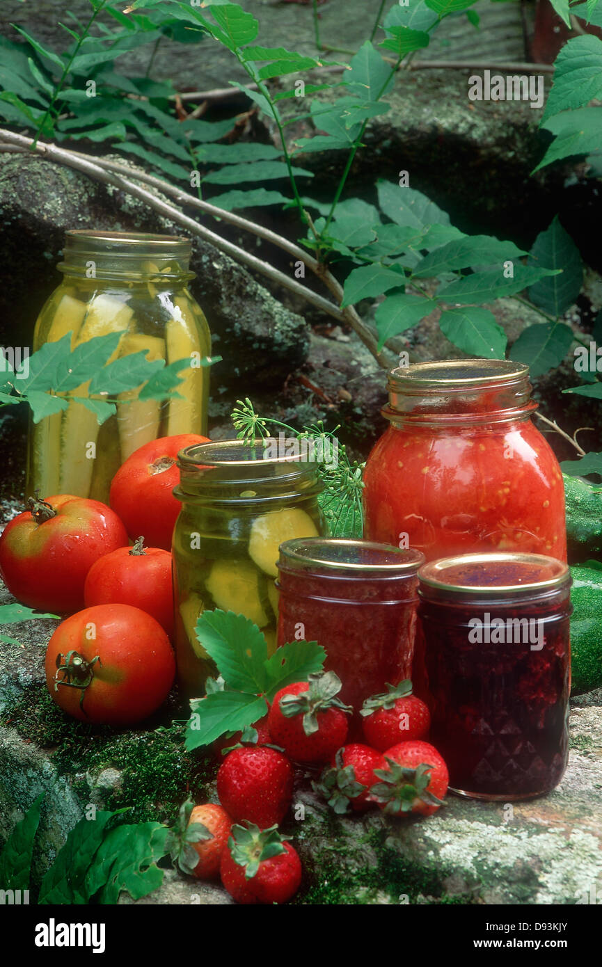 Traditionelle hausgemachte saure Gurken, Tomaten und Konfitüre. Foto Stockfoto