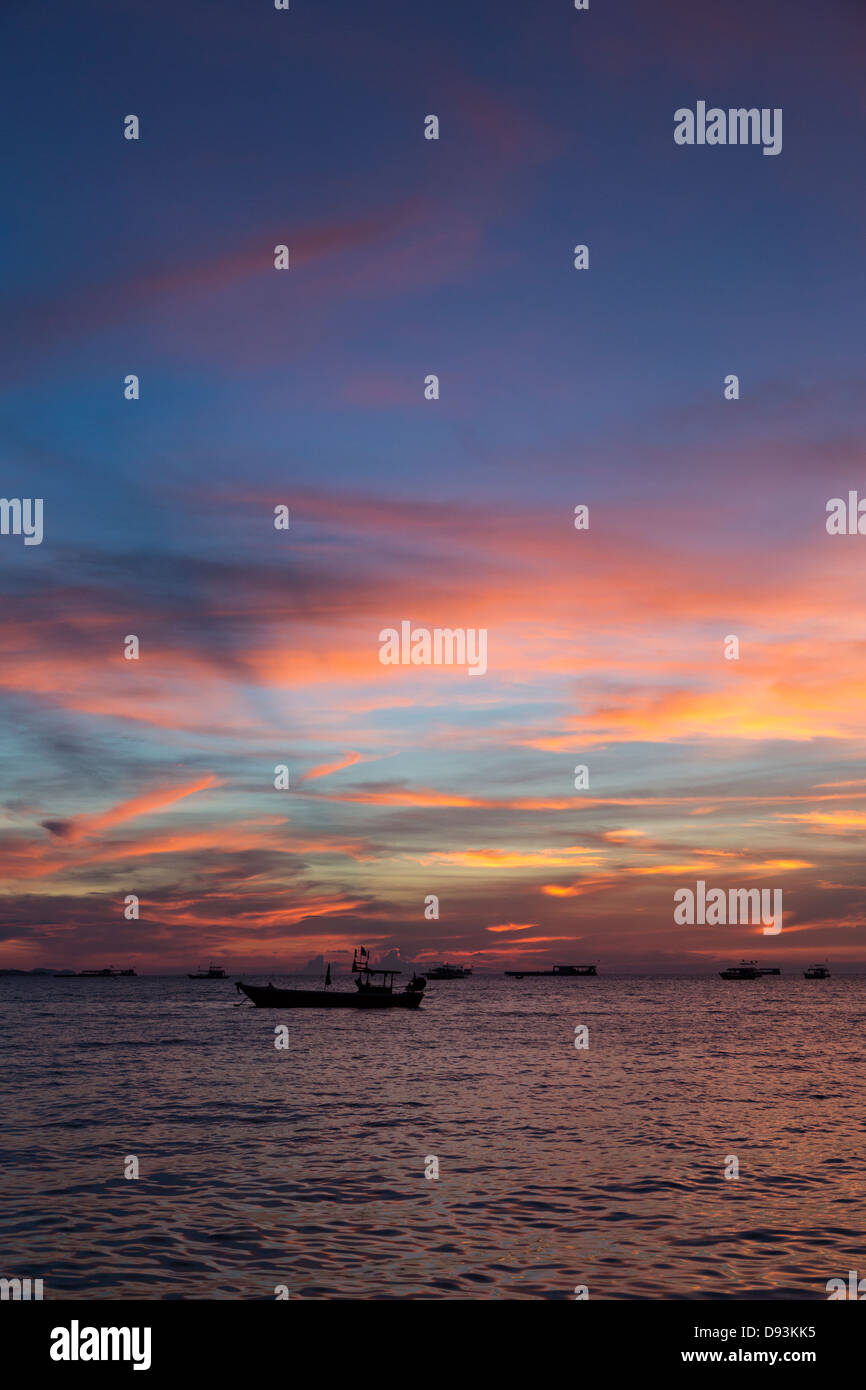 Sonnenuntergang über der Bucht von Pattaya in Thailand Stockfoto