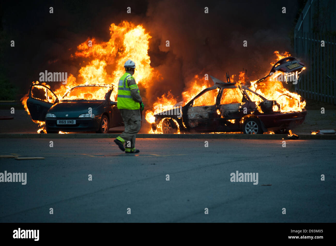 Zwei Autos in Brand, Auto Feuerwehrmann Feuerwehrmann vollständig Modell freigegeben Stockfoto