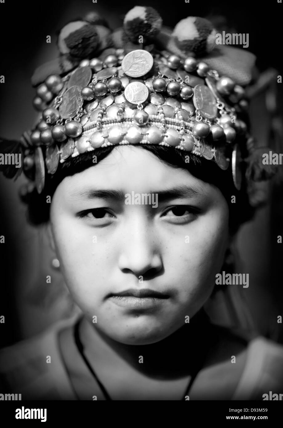 Akha Minderheiten Frau mit traditionellen Kopfschmuck, Muang Sing, Laos Stockfoto