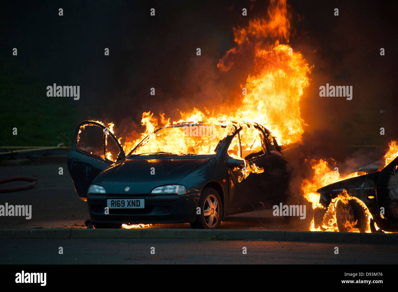 Auto in Brand, die lodernden Flammen Brandstiftung Stockfoto