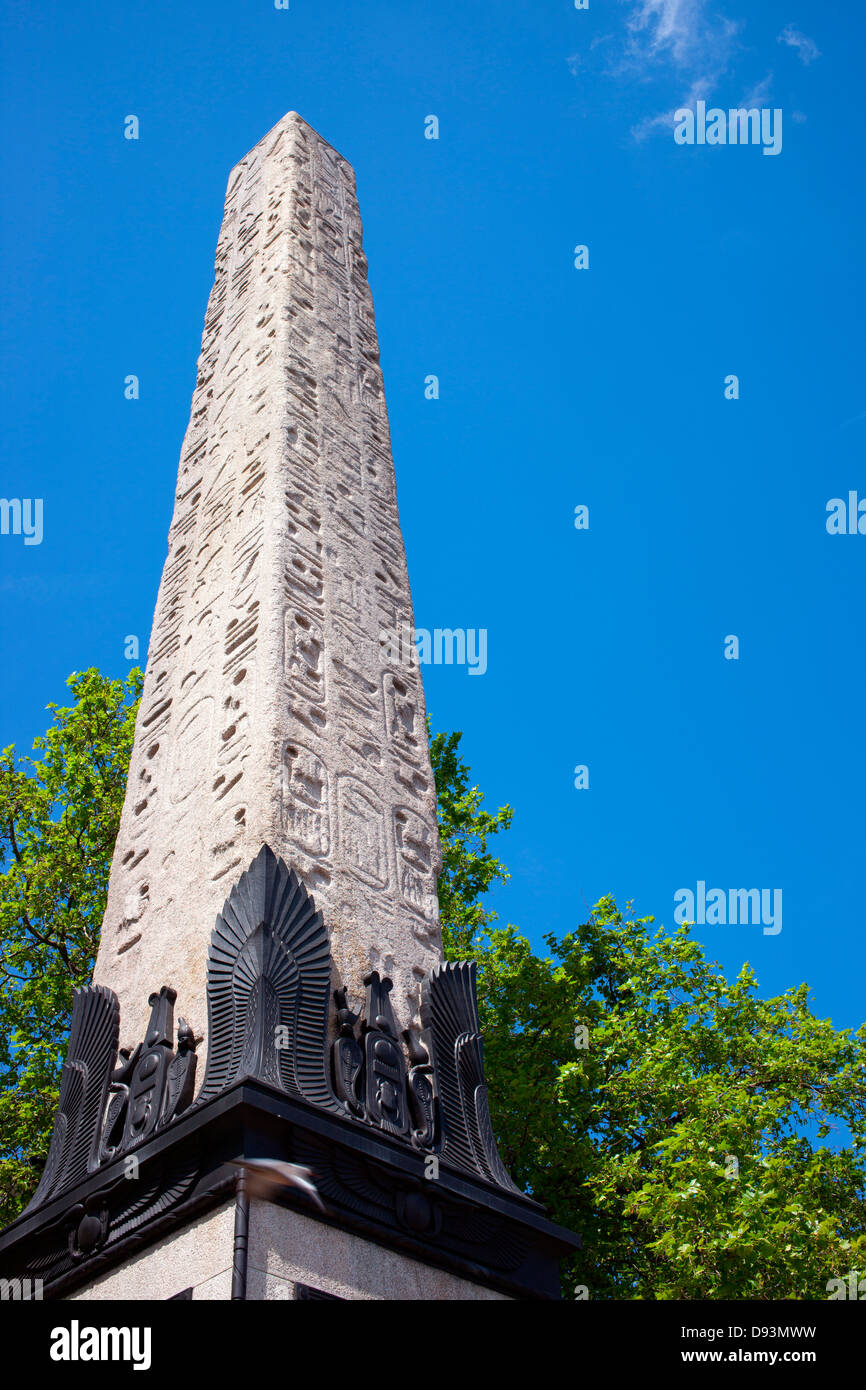 Kleopatras Nadel rotem Granit ägyptischen Obelisken in London UK. Stockfoto
