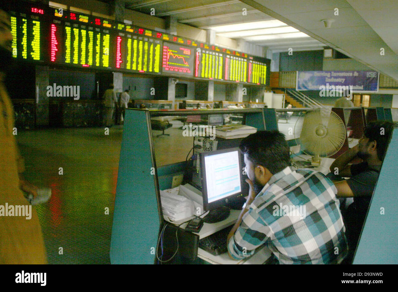 Pakistanische Börsenmakler im Handel während eines Handelstages Sitzung an der Karachi Stock Exchange (KSE) in Karachi auf Montag, 10. Juni 2013 beschäftigt. KSE-100-Index wurde am 22321.28 eine negative Veränderung des 37.68 mit Volumen von 100,001,930 Aktien. Hohe und niedrige waren 22450.13 und 22235.58. In dem Markt was157, 231, 580 Aktien mit 306 insgesamt gehandelten Unternehmen, von denen 103, waren, gehandelten Gesamtvolumens 191 waren unten und 12 blieben unverändert. Stockfoto