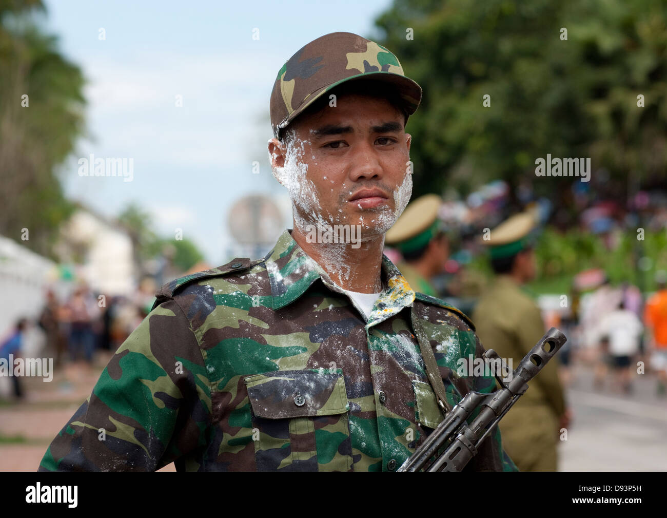 Soldat mit Mehl auf dem Gesicht während Pii Mai Lao Neujahrsfeier, Luang Prabang, Laos Stockfoto
