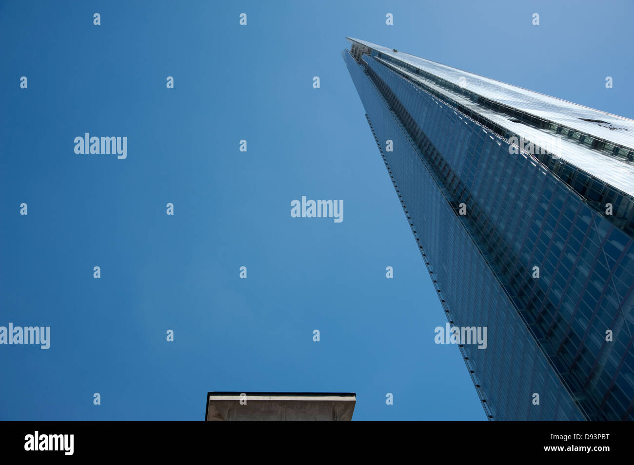 Die Scherbe mit seitlichem Blick auf ein Dach eines angrenzenden Gebäudes Stockfoto