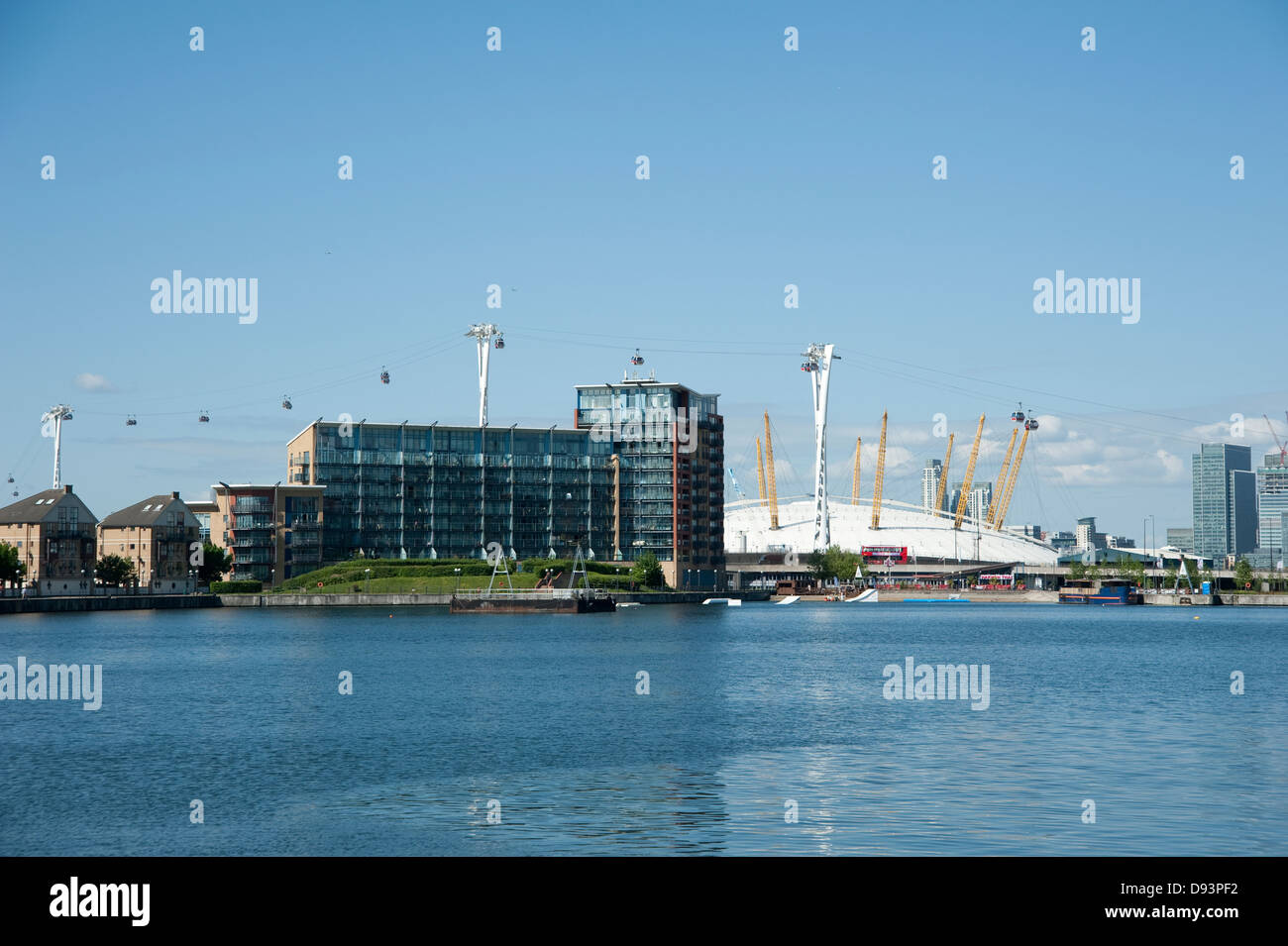 Royal Victoria Dock, mit dem North Greenwich Arena und Seilbahn im Hintergrund Stockfoto