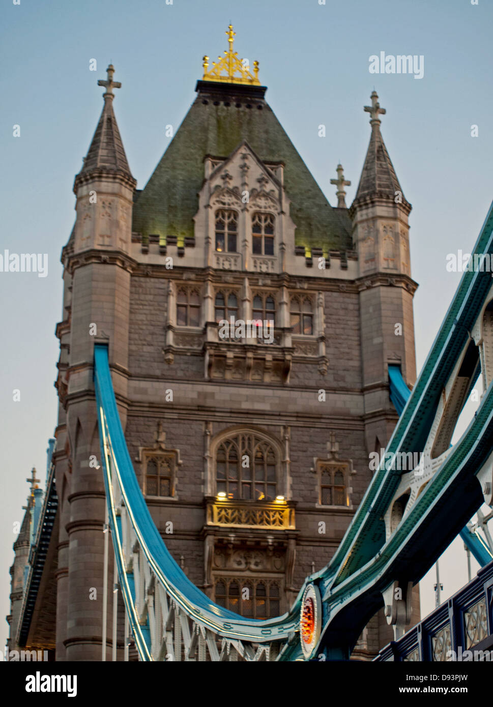 Detail der Tower Bridge, eine kombinierte Bascule und Hängebrücke über den Fluss Themse, ein Wahrzeichen von London Stockfoto