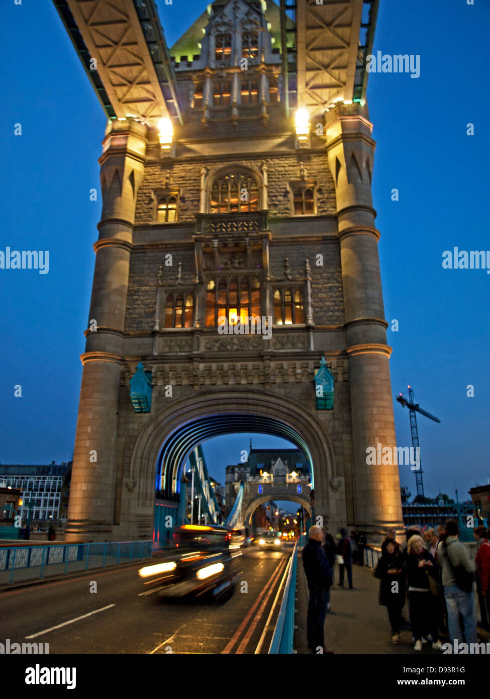 Nachtansicht der Tower Bridge, eine kombinierte Bascule und Hängebrücke über den Fluss Themse, ein Wahrzeichen von London Stockfoto