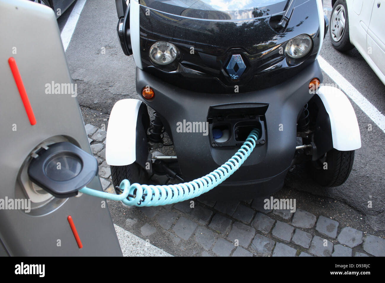 Renault Twizy Elektroauto aufgeladen an eine Ladestation in Rom Italien  Stockfotografie - Alamy