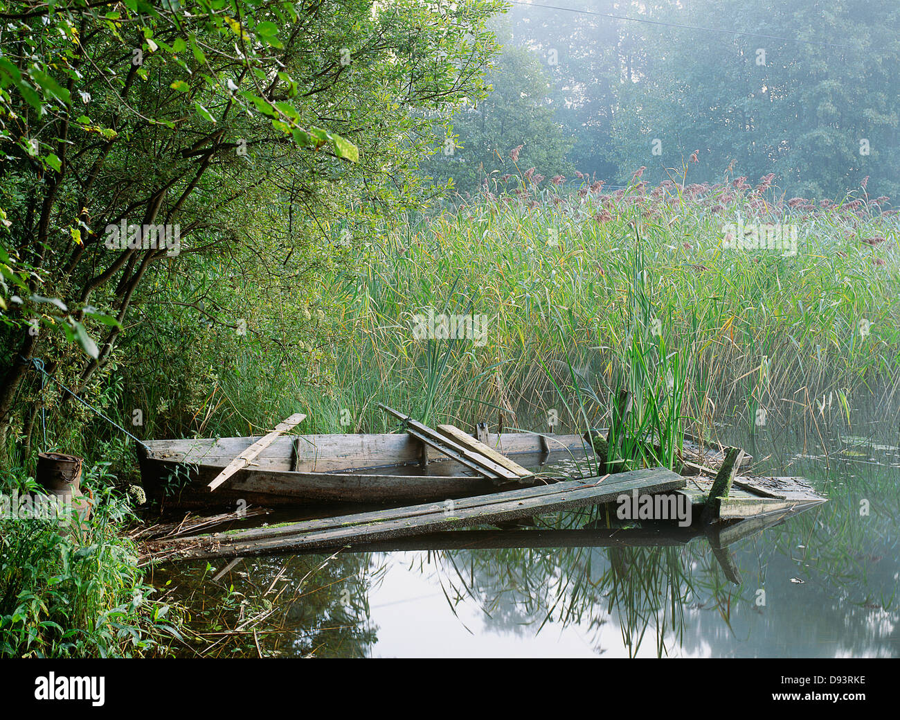 Verlassene Boot im See Stockfoto