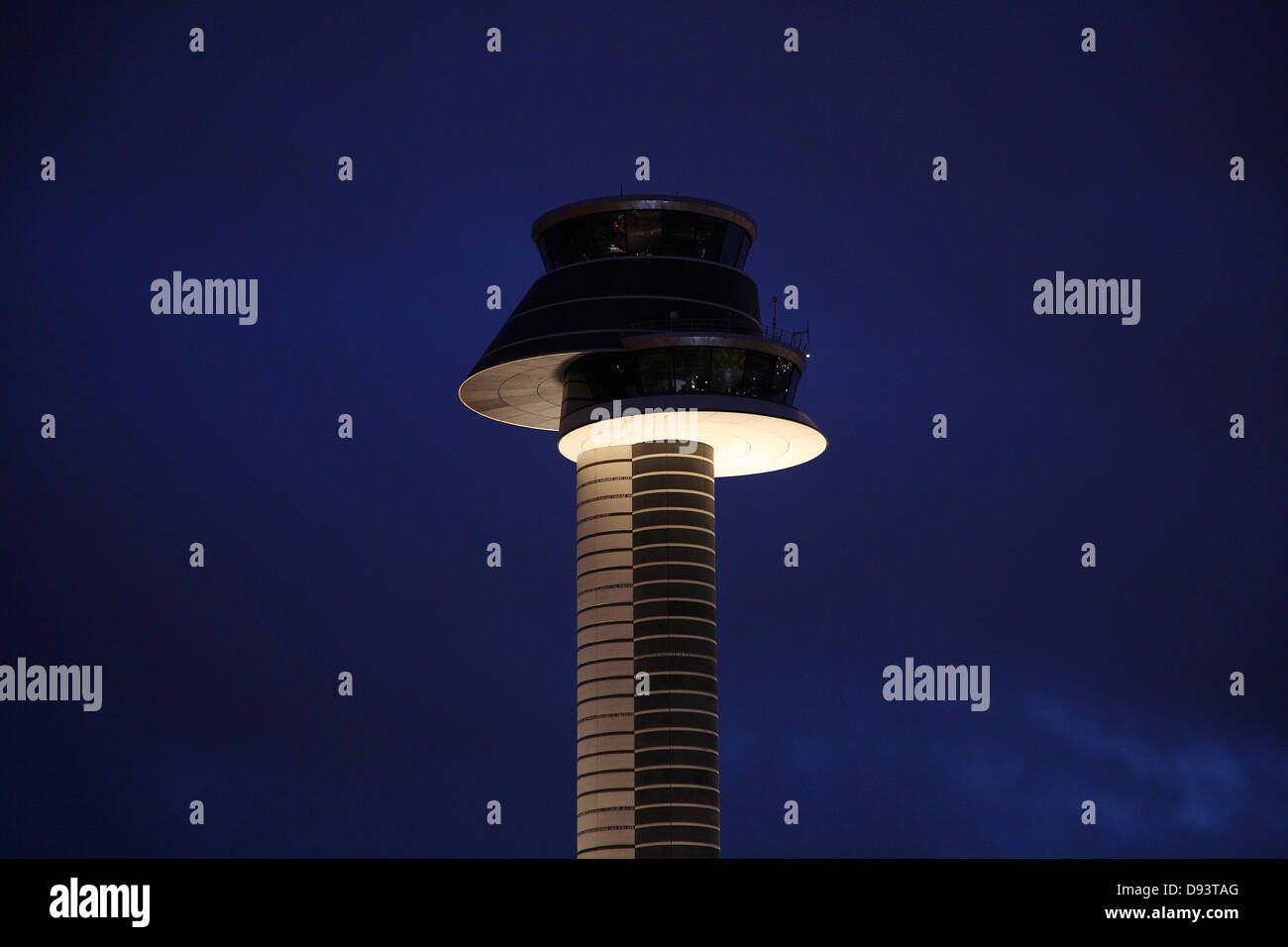 Luft Verkehr Kontrollturm in der Abenddämmerung Stockfoto