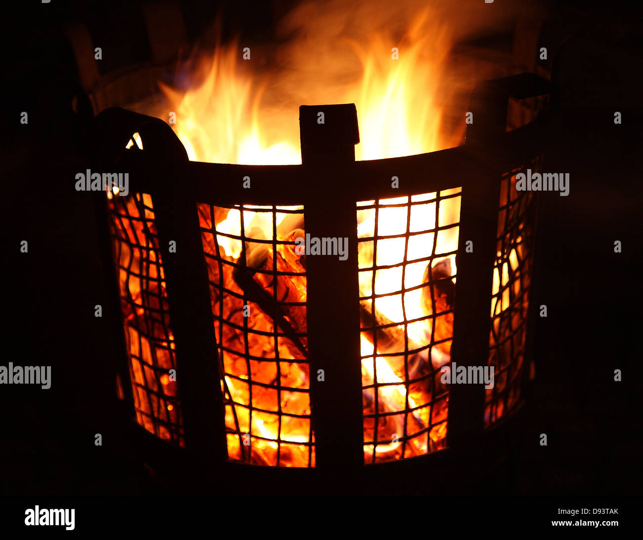 Brennendes Feuer in der Nacht Stockfoto