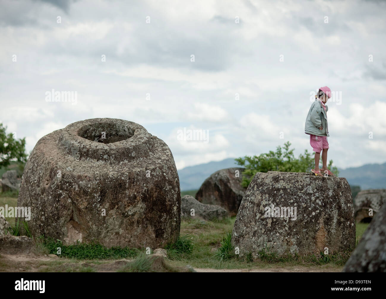 Tourist, stehend auf einem Jar, Plain Of Jars, Phonsavan, Laos Stockfoto