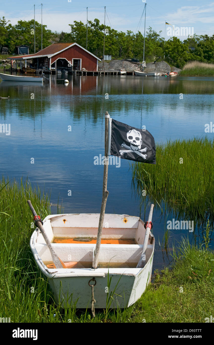 Flagge mit Totenkopf auf Boot am Meer Stockfoto