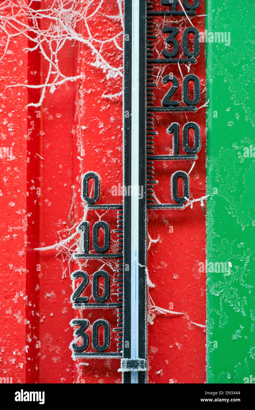Nahaufnahme des Thermometers zeigt zehn Grad unter Null Stockfoto