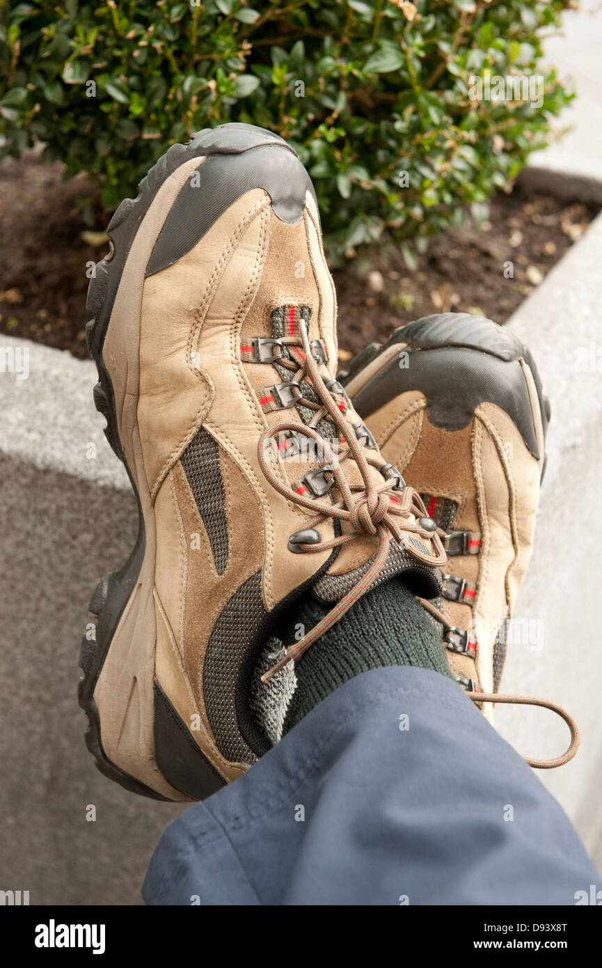 Wanderschuhe Stiefel ruhen müde Männer Mann voll Modell veröffentlicht Stockfoto
