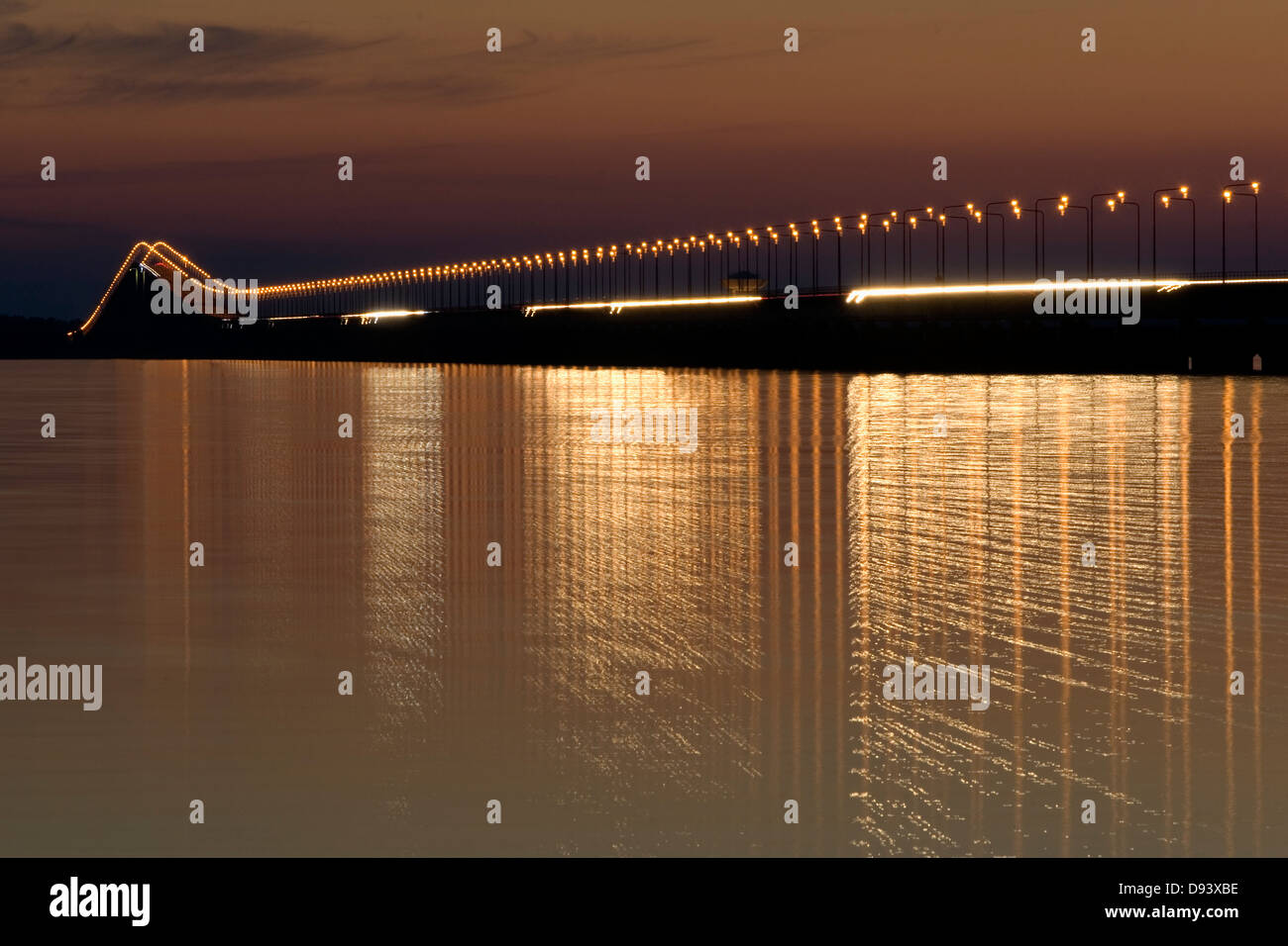 Beleuchtete Öland-Brücke in der Abenddämmerung Stockfoto