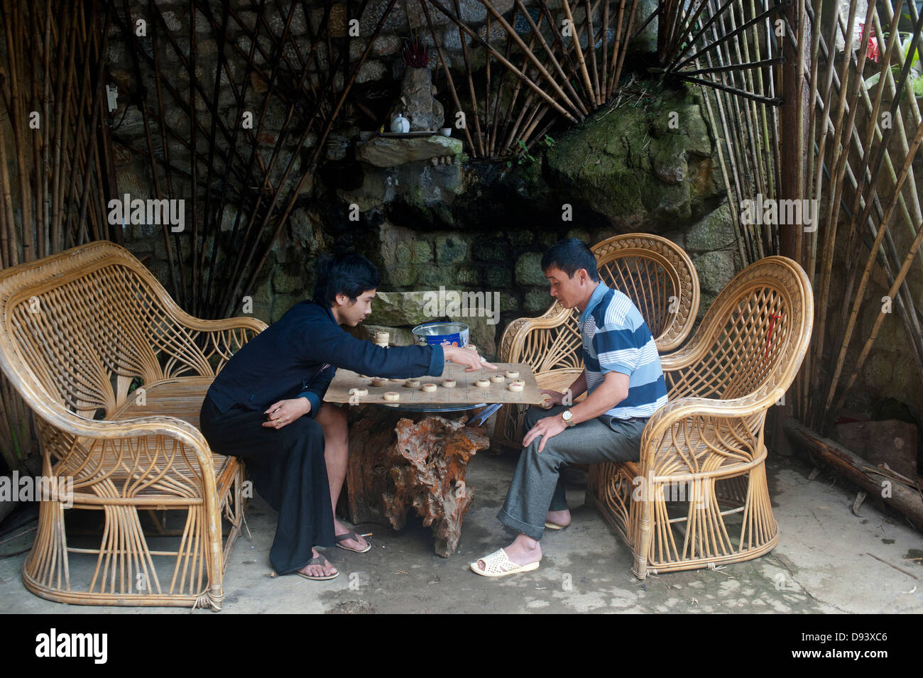 Sapa, Vietnam - zwei Männer spielen chinesisches Schach Stockfoto