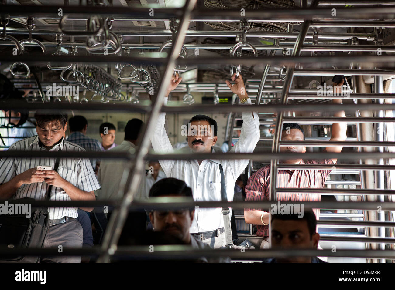 Ein Porträt von einem Passagier auf einem s-Bahn in Indien Stockfoto