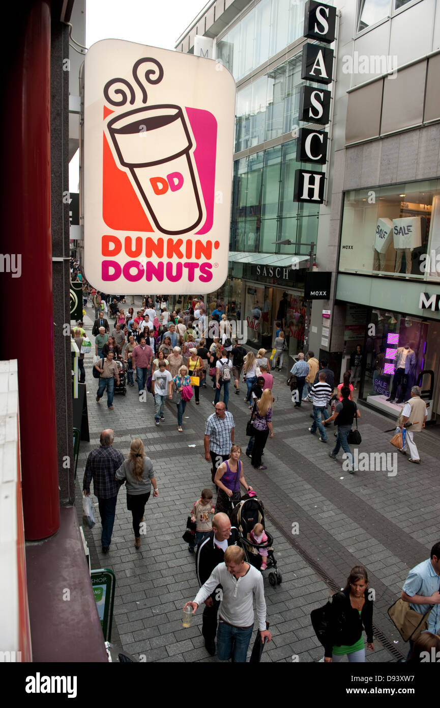 Dunkin Donuts Café beschäftigt Street Köln Köln Deutschland Deutschland Europa EU Stockfoto