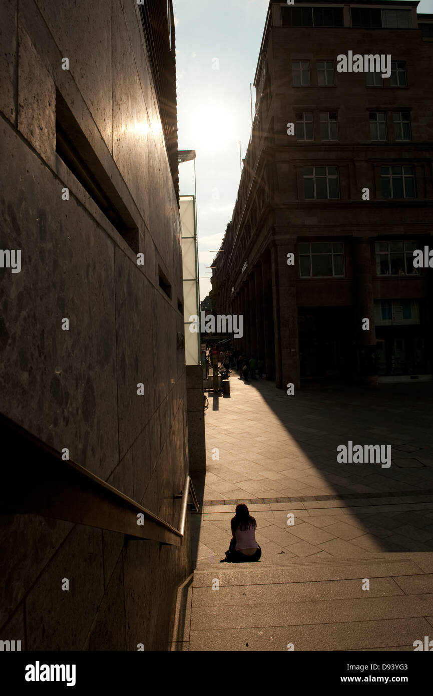 Frau sitzt am frühen Morgen Sun City Köln Köln Deutschland Deutschland Europa EU Stockfoto