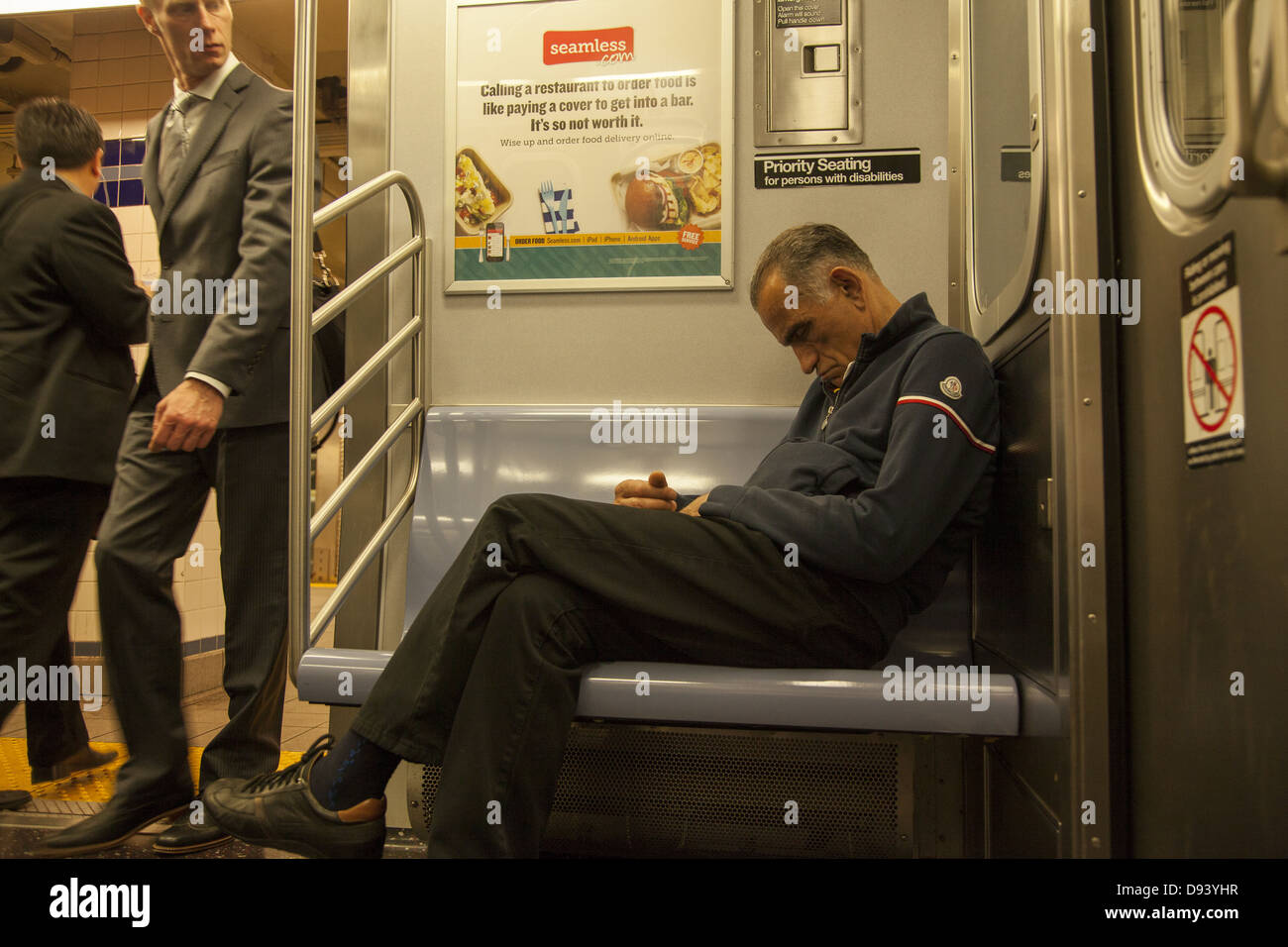 Mann-Nickerchen in einer u-Bahn in New York City. Stockfoto