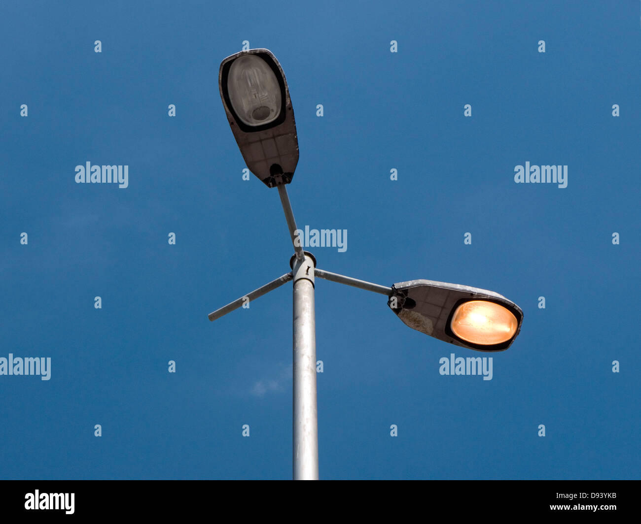 öffentliche Straßenbeleuchtung mit einer Lampe beleuchtet tagsüber blauen Himmel Stockfoto