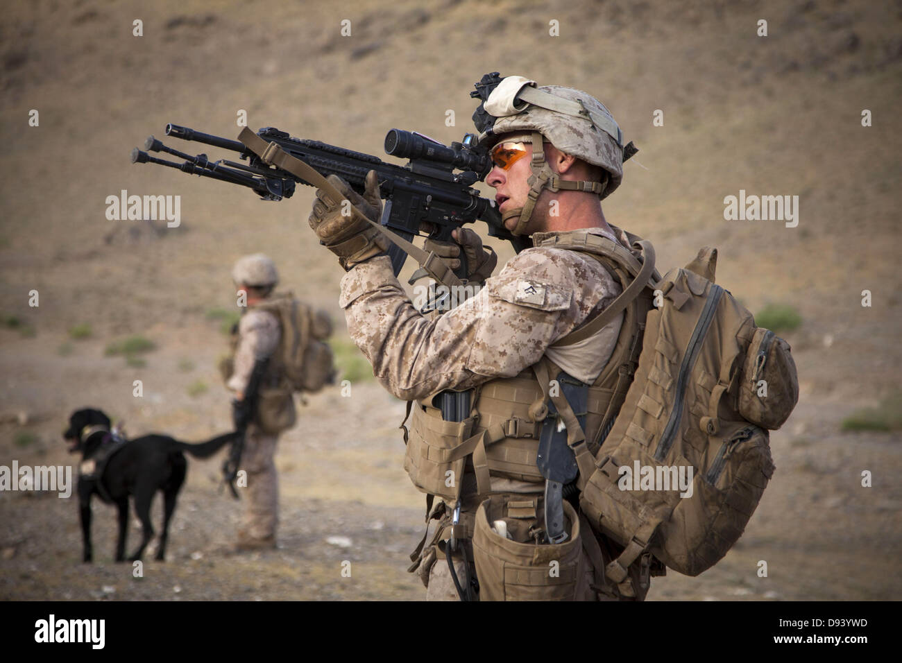 US-Marines Sicherheit während einer Clearing-Operation Teil der Operation Alptraum 6. Juni 2013 in Nowzad, Afghanistan. Stockfoto