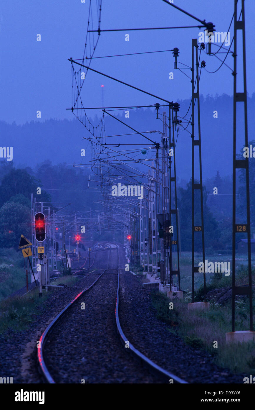 Leere Eisenbahnstrecke mit Ampel und elektrische Kabel Stockfotografie