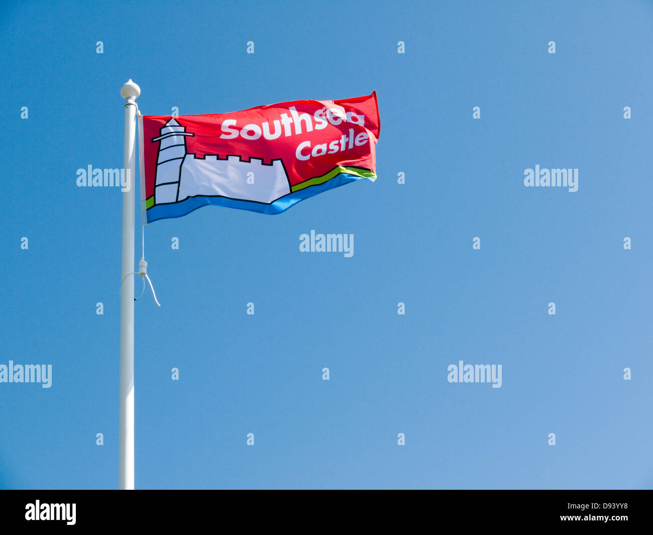 Southsea Castle Flagge gegen ein strahlend blauer Himmel Stockfoto